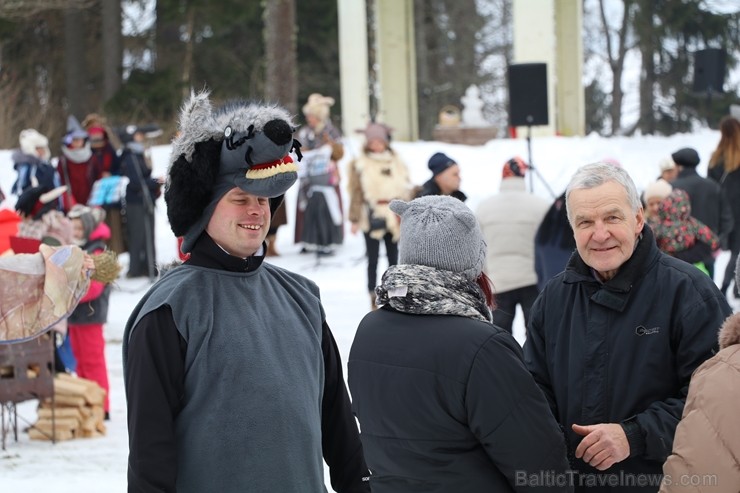 Kopā ar folkloristiem un latvisko tradīciju zinātājiem Alūksnē svinēja Meteņdienu, ejot rotaļās, lieloties, ēdot cūkas šņukuru, vizinoties no kalna un