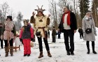 Kopā ar folkloristiem un latvisko tradīciju zinātājiem Alūksnē svinēja Meteņdienu, ejot rotaļās, lieloties, ēdot cūkas šņukuru, vizinoties no kalna un 25