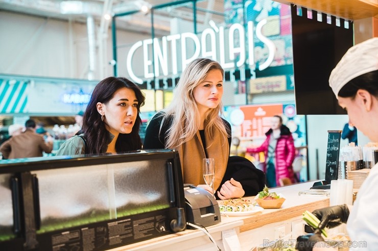 «Centrālais Gastro Tirgus» ir pirmais iekštelpu gastrotirgus Latvijā, kurā vairāk nekā 20 dažādi ēdinātāji un 2 bāri piedāvā viesiem plašu starptautis «Centrālais Gastro Tirgus» ir pirmais iekštelpu gastrotirgus Latvijā, kurā vairāk nekā 20 dažādi ēdinātāji un 2 bāri piedāvā viesiem plašu starptautis 245997