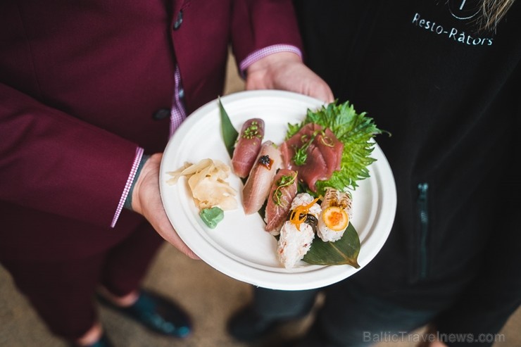 «Centrālais Gastro Tirgus» ir pirmais iekštelpu gastrotirgus Latvijā, kurā vairāk nekā 20 dažādi ēdinātāji un 2 bāri piedāvā viesiem plašu starptautis «Centrālais Gastro Tirgus» ir pirmais iekštelpu gastrotirgus Latvijā, kurā vairāk nekā 20 dažādi ēdinātāji un 2 bāri piedāvā viesiem plašu starptautis 246006