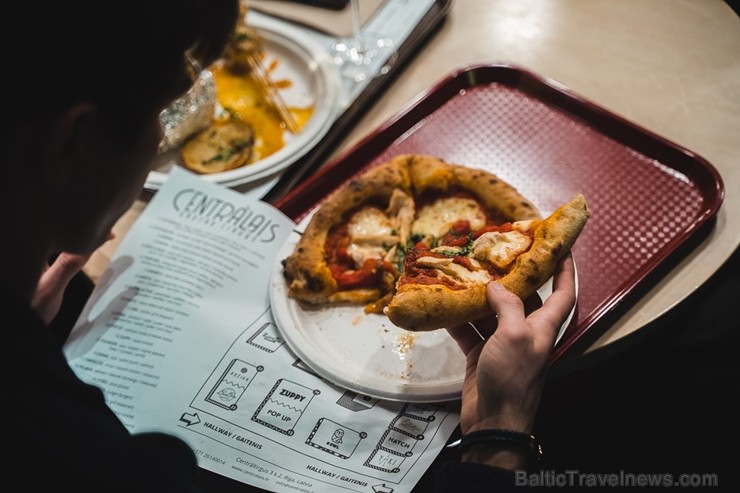 «Centrālais Gastro Tirgus» ir pirmais iekštelpu gastrotirgus Latvijā, kurā vairāk nekā 20 dažādi ēdinātāji un 2 bāri piedāvā viesiem plašu starptautis «Centrālais Gastro Tirgus» ir pirmais iekštelpu gastrotirgus Latvijā, kurā vairāk nekā 20 dažādi ēdinātāji un 2 bāri piedāvā viesiem plašu starptautis 246060