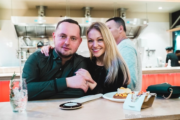 «Centrālais Gastro Tirgus» ir pirmais iekštelpu gastrotirgus Latvijā, kurā vairāk nekā 20 dažādi ēdinātāji un 2 bāri piedāvā viesiem plašu starptautis «Centrālais Gastro Tirgus» ir pirmais iekštelpu gastrotirgus Latvijā, kurā vairāk nekā 20 dažādi ēdinātāji un 2 bāri piedāvā viesiem plašu starptautis 246078