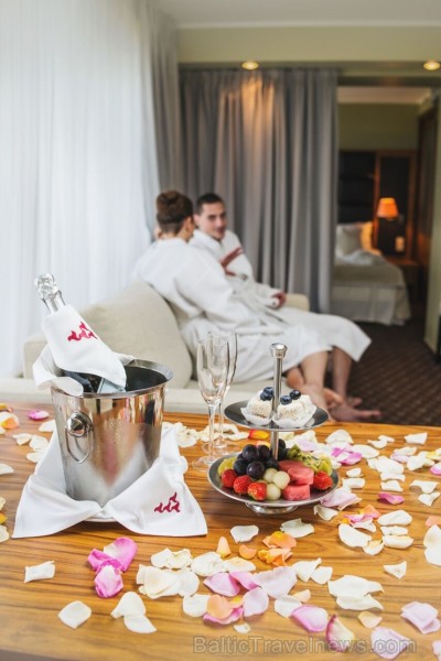 Viesnīcas «Hotel Jūrmala Spa» numuru apdarē izmantoti dabiski materiāli - koks un akmens - radot nomierinošu noskaņu, lai viesi var izbaudīt mierpilnu Viesnīcas «Hotel Jūrmala Spa» numuru apdarē izmantoti dabiski materiāli - koks un akmens - radot nomierinošu noskaņu, lai viesi var izbaudīt mierpilnu 246352