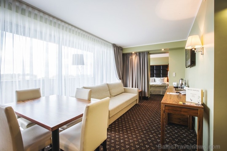 Viesnīcas «Hotel Jūrmala Spa» numuru apdarē izmantoti dabiski materiāli - koks un akmens - radot nomierinošu noskaņu, lai viesi var izbaudīt mierpilnu Viesnīcas «Hotel Jūrmala Spa» numuru apdarē izmantoti dabiski materiāli - koks un akmens - radot nomierinošu noskaņu, lai viesi var izbaudīt mierpilnu 246358