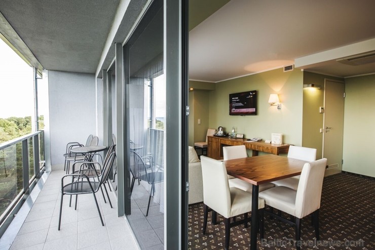 Viesnīcas «Hotel Jūrmala Spa» numuru apdarē izmantoti dabiski materiāli - koks un akmens - radot nomierinošu noskaņu, lai viesi var izbaudīt mierpilnu Viesnīcas «Hotel Jūrmala Spa» numuru apdarē izmantoti dabiski materiāli - koks un akmens - radot nomierinošu noskaņu, lai viesi var izbaudīt mierpilnu 246366