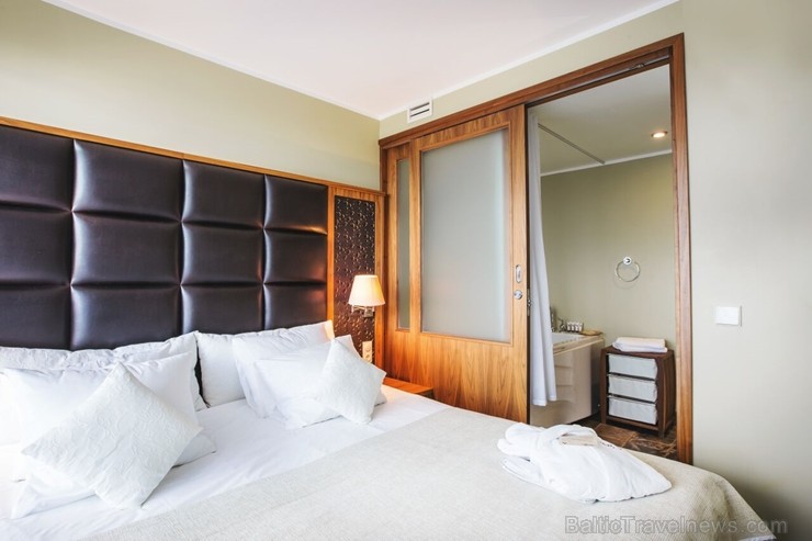Viesnīcas «Hotel Jūrmala Spa» numuru apdarē izmantoti dabiski materiāli - koks un akmens - radot nomierinošu noskaņu, lai viesi var izbaudīt mierpilnu Viesnīcas «Hotel Jūrmala Spa» numuru apdarē izmantoti dabiski materiāli - koks un akmens - radot nomierinošu noskaņu, lai viesi var izbaudīt mierpilnu 246367