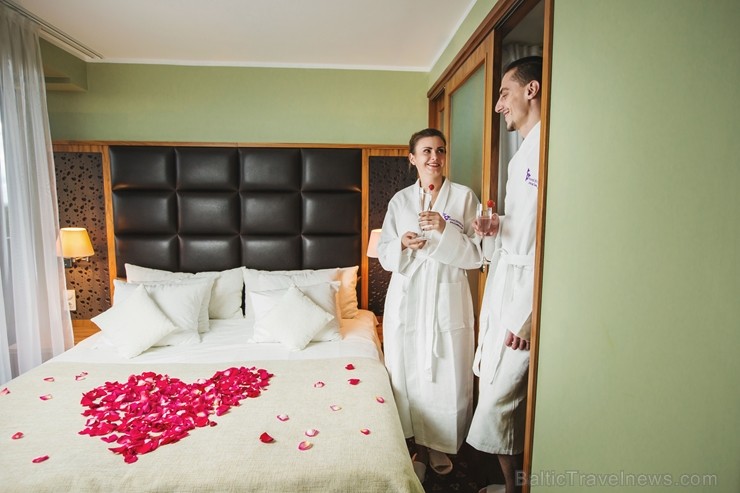 Viesnīcas «Hotel Jūrmala Spa» numuru apdarē izmantoti dabiski materiāli - koks un akmens - radot nomierinošu noskaņu, lai viesi var izbaudīt mierpilnu Viesnīcas «Hotel Jūrmala Spa» numuru apdarē izmantoti dabiski materiāli - koks un akmens - radot nomierinošu noskaņu, lai viesi var izbaudīt mierpilnu 246369