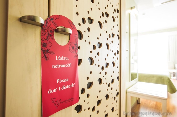 Viesnīcas «Hotel Jūrmala Spa» numuru apdarē izmantoti dabiski materiāli - koks un akmens - radot nomierinošu noskaņu, lai viesi var izbaudīt mierpilnu Viesnīcas «Hotel Jūrmala Spa» numuru apdarē izmantoti dabiski materiāli - koks un akmens - radot nomierinošu noskaņu, lai viesi var izbaudīt mierpilnu 246374