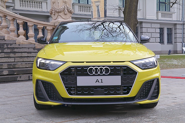 Jaunais «Audi A1 Sportback» prezentējas 2.02.2019 uz «Audi Burbuļu parāde 2019» fona Latvijas Nacionālajā mākslas muzejā