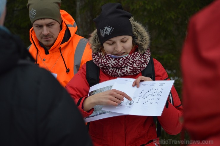 Pārgājiena laikā dalībnieki izglītojās par dzīvnieku atstātajiem pēdu nospiedumiem dabā, nosaidroja no kurienes atceļojušas un kurp aizved to pēdas, a 247831