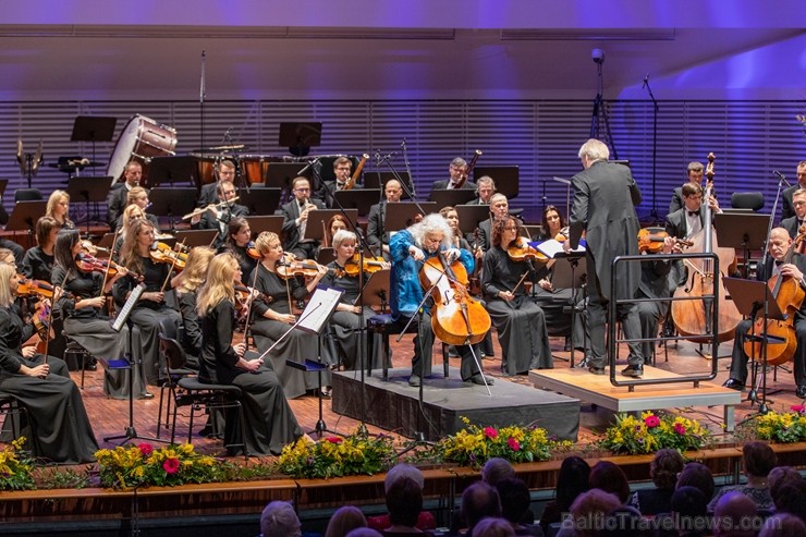 Ar grandiozu Liepājas Simfoniskā orķestra un pasaulslavenā čellista Miša Maiska koncertu atklāts 27. Liepājas Starptautiskais zvaigžņu festivāls