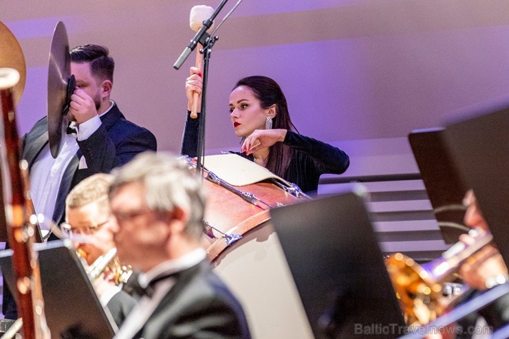 Ar grandiozu Liepājas Simfoniskā orķestra un pasaulslavenā čellista Miša Maiska koncertu atklāts 27. Liepājas Starptautiskais zvaigžņu festivāls 248453