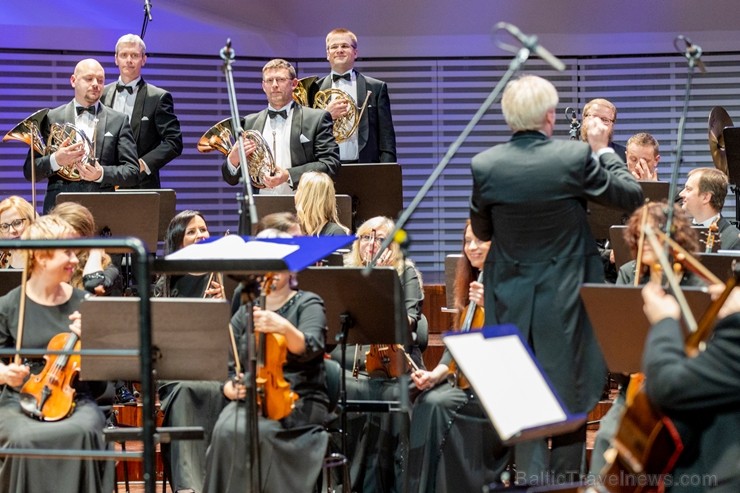 Ar grandiozu Liepājas Simfoniskā orķestra un pasaulslavenā čellista Miša Maiska koncertu atklāts 27. Liepājas Starptautiskais zvaigžņu festivāls