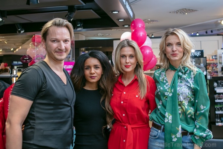 Universālveikalā Stockmann tika prezentēts jaunākais grima tendenču un dekoratīvās kosmētikas produktu jaunumu ceļvedis, kuru demonstrēja Latvijā popu Universālveikalā Stockmann tika prezentēts jaunākais grima tendenču un dekoratīvās kosmētikas produktu jaunumu ceļvedis, kuru demonstrēja Latvijā popu 248902