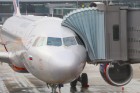 Travelnews.lv blakus skrejceļam vēro lidmašīnu kustību Starptautiskā lidostā «Rīga» 24