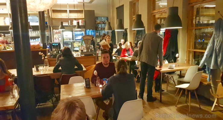 Travelnews.lv apmeklē Kuldīgas restorānu nedēļu un ievērtē Ventas rumbas izgaismošanu