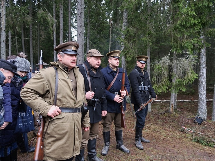 Pie Īles nacionālo partizānu bunkura notika piemiņas brīdis un kaujas rekonstrukcija 