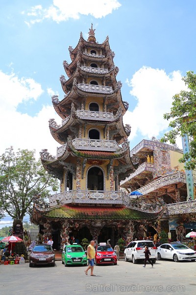 Travelnews.lv iepazīst vjetnamiesu budistu templi Linh-Phuoc-Pagode Dakotā. Atbalsta: 365 brīvdienas un Turkish Airlines