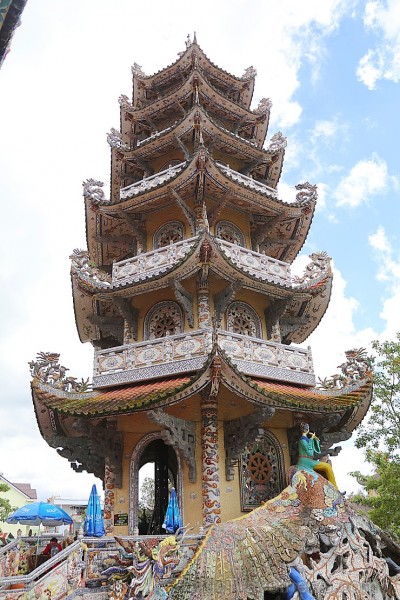 Travelnews.lv iepazīst vjetnamiesu budistu templi Linh-Phuoc-Pagode Dakotā. Atbalsta: 365 brīvdienas un Turkish Airlines 249364