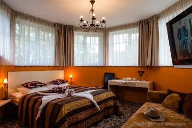 Pašā Siguldas centrā jau 10 gadus darbojas trīszvaigžņu Hotel PILS , kuras durvis vienmēr ir laipni atvērtas visiem atpūtniekiem vai darījumu cilvēkie