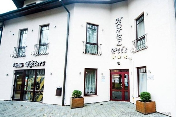 Pašā Siguldas centrā jau 10 gadus darbojas trīszvaigžņu Hotel PILS , kuras durvis vienmēr ir laipni atvērtas visiem atpūtniekiem vai darījumu cilvēkie