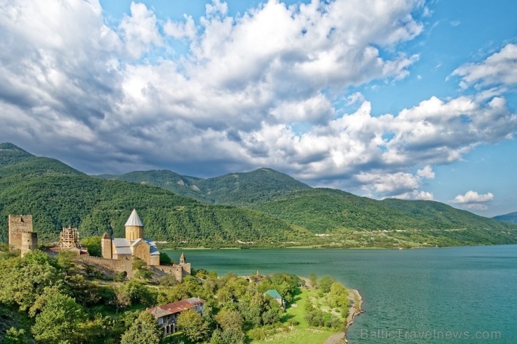 Gruzija ir valsts, kas apreibina ar saviem augstvērtīgajiem vīniem, krāšņo dabu, augstajiem kalniem un bagātīgo kultūrvēsturisko mantojumu, ar sirsnīg