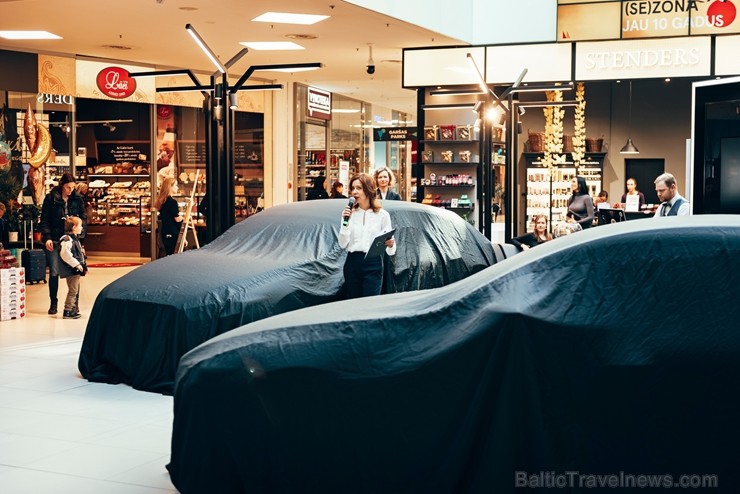 Rīgas lielveikalā tiek prezentēta jaunā «Mazga 3» automašīīna. Foto: Inchcape.lv 249570