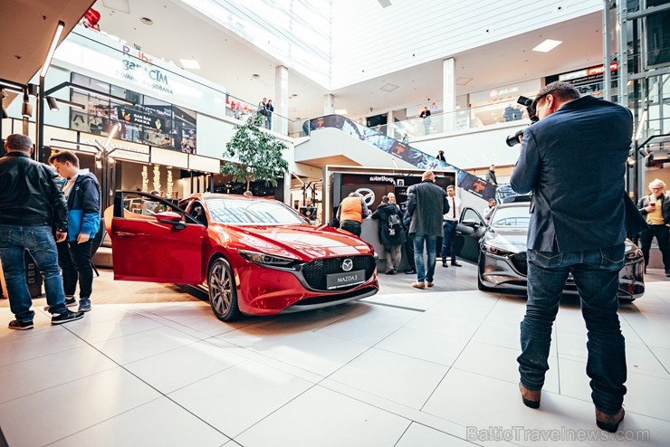 Rīgas lielveikalā tiek prezentēta jaunā «Mazga 3» automašīīna. Foto: Inchcape.lv 249579