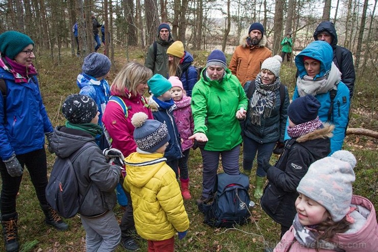 Pārgājiena dalībnieki baudīja pavasari, kā arī dabas izglītības speciālista vadībā uzzināja daudz ko jaunu par dabu un apkārtnes kultūrvēsturi Svētcie 249704