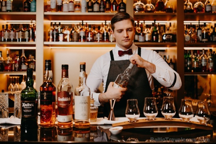 GRAND BAR un tā galvenais bārmenis Oskars Vārenbergs ir izstrādājuši jaunu bāra koncepciju un izveidojuši bagātīgu viskija bibliotēku izmeklētiem visk 249791