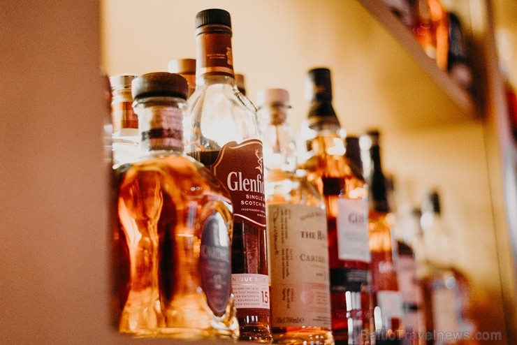 GRAND BAR un tā galvenais bārmenis Oskars Vārenbergs ir izstrādājuši jaunu bāra koncepciju un izveidojuši bagātīgu viskija bibliotēku izmeklētiem visk 249792