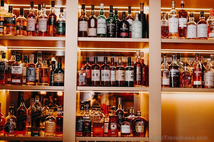 GRAND BAR un tā galvenais bārmenis Oskars Vārenbergs ir izstrādājuši jaunu bāra koncepciju un izveidojuši bagātīgu viskija bibliotēku izmeklētiem visk 249793