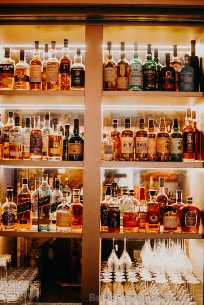 GRAND BAR un tā galvenais bārmenis Oskars Vārenbergs ir izstrādājuši jaunu bāra koncepciju un izveidojuši bagātīgu viskija bibliotēku izmeklētiem visk