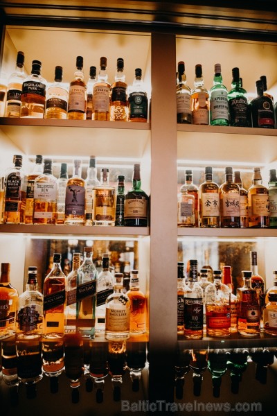 GRAND BAR un tā galvenais bārmenis Oskars Vārenbergs ir izstrādājuši jaunu bāra koncepciju un izveidojuši bagātīgu viskija bibliotēku izmeklētiem visk 249795