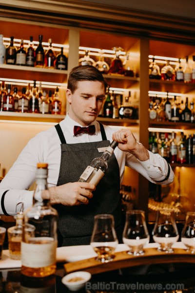 GRAND BAR un tā galvenais bārmenis Oskars Vārenbergs ir izstrādājuši jaunu bāra koncepciju un izveidojuši bagātīgu viskija bibliotēku izmeklētiem visk 249798
