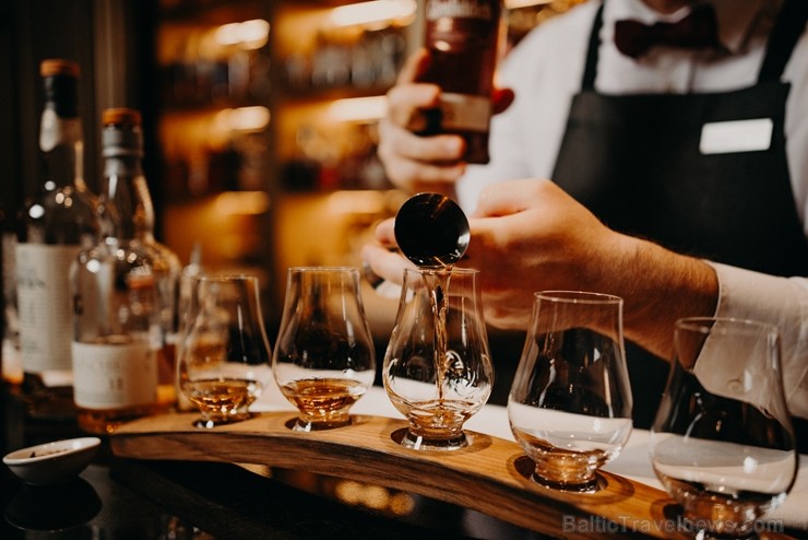 GRAND BAR un tā galvenais bārmenis Oskars Vārenbergs ir izstrādājuši jaunu bāra koncepciju un izveidojuši bagātīgu viskija bibliotēku izmeklētiem visk 249799