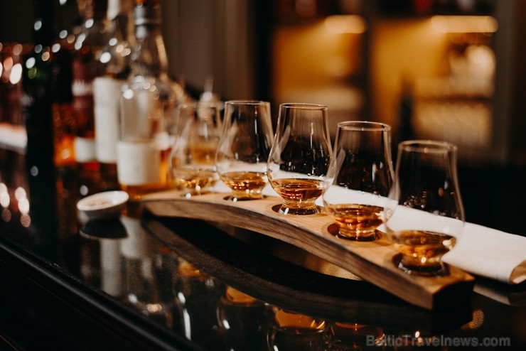 GRAND BAR un tā galvenais bārmenis Oskars Vārenbergs ir izstrādājuši jaunu bāra koncepciju un izveidojuši bagātīgu viskija bibliotēku izmeklētiem visk 249803