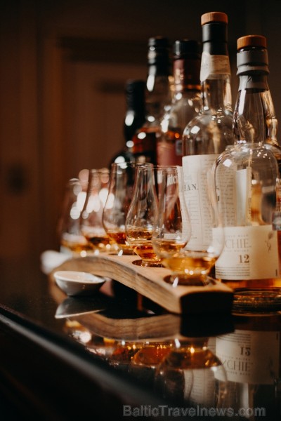 GRAND BAR un tā galvenais bārmenis Oskars Vārenbergs ir izstrādājuši jaunu bāra koncepciju un izveidojuši bagātīgu viskija bibliotēku izmeklētiem visk 249805