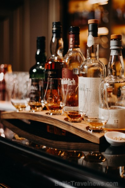 GRAND BAR un tā galvenais bārmenis Oskars Vārenbergs ir izstrādājuši jaunu bāra koncepciju un izveidojuši bagātīgu viskija bibliotēku izmeklētiem visk 249806
