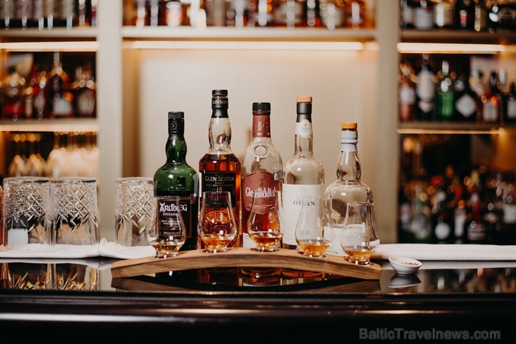 GRAND BAR un tā galvenais bārmenis Oskars Vārenbergs ir izstrādājuši jaunu bāra koncepciju un izveidojuši bagātīgu viskija bibliotēku izmeklētiem visk 249807
