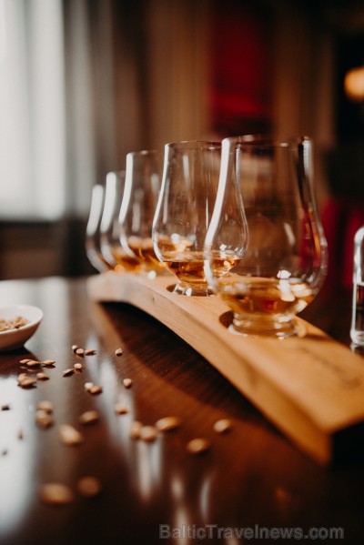 GRAND BAR un tā galvenais bārmenis Oskars Vārenbergs ir izstrādājuši jaunu bāra koncepciju un izveidojuši bagātīgu viskija bibliotēku izmeklētiem visk 249808