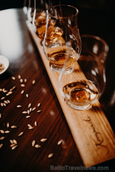 GRAND BAR un tā galvenais bārmenis Oskars Vārenbergs ir izstrādājuši jaunu bāra koncepciju un izveidojuši bagātīgu viskija bibliotēku izmeklētiem visk 249809