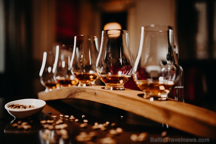 GRAND BAR un tā galvenais bārmenis Oskars Vārenbergs ir izstrādājuši jaunu bāra koncepciju un izveidojuši bagātīgu viskija bibliotēku izmeklētiem visk 249810