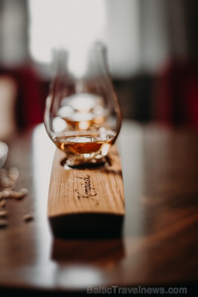 GRAND BAR un tā galvenais bārmenis Oskars Vārenbergs ir izstrādājuši jaunu bāra koncepciju un izveidojuši bagātīgu viskija bibliotēku izmeklētiem visk 249811