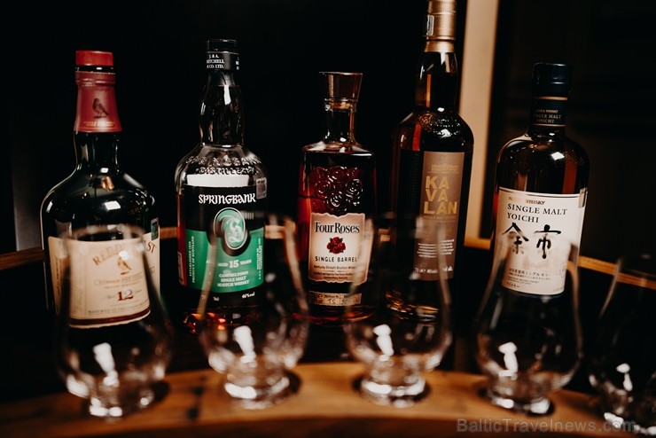 GRAND BAR un tā galvenais bārmenis Oskars Vārenbergs ir izstrādājuši jaunu bāra koncepciju un izveidojuši bagātīgu viskija bibliotēku izmeklētiem visk 249812