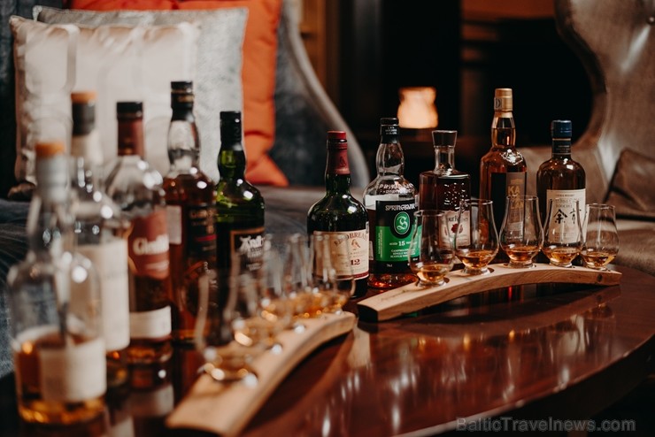 GRAND BAR un tā galvenais bārmenis Oskars Vārenbergs ir izstrādājuši jaunu bāra koncepciju un izveidojuši bagātīgu viskija bibliotēku izmeklētiem visk 249813