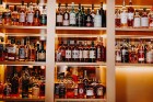 GRAND BAR un tā galvenais bārmenis Oskars Vārenbergs ir izstrādājuši jaunu bāra koncepciju un izveidojuši bagātīgu viskija bibliotēku izmeklētiem visk 3