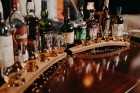 GRAND BAR un tā galvenais bārmenis Oskars Vārenbergs ir izstrādājuši jaunu bāra koncepciju un izveidojuši bagātīgu viskija bibliotēku izmeklētiem visk 25