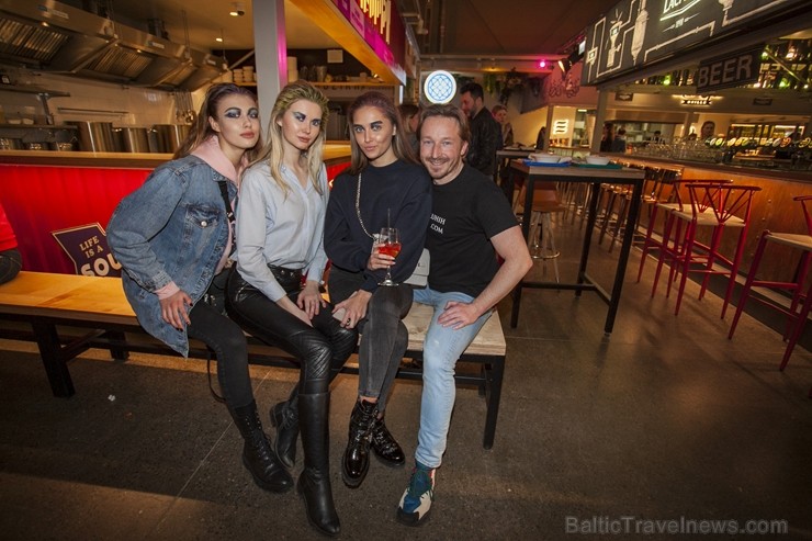 Centrālajā Gastro Tirgū atklāta 2019. gada pavasara Rīgas modes nedēļa, un atklāšanas pasākums vienkopus pulcēja pašus stilīgākos modes fanus 249895