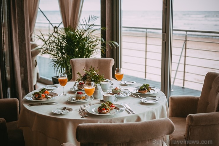 Restorāna «Light House Jurmala» šefpavārs Fjodors Kasatkins viesiem sagatavojis pavasarīgu jaunās sezonas ēdienkarti